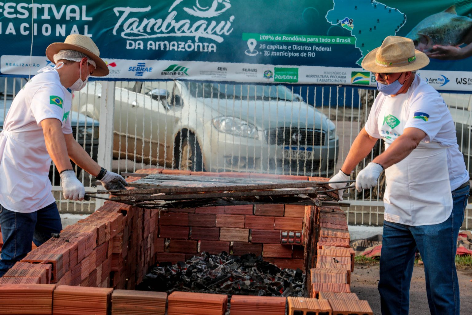 Agricultura Trabalho Em Equipe E Preparo Do Peixe Assado Marcam