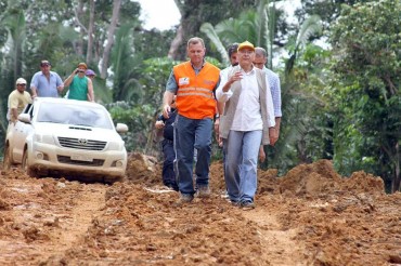 Moradores da região oferecem serviços como voluntários na abertura da estrada