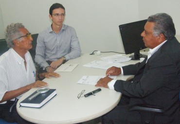 Luiz e Guilherme Tourinho durante visita ao Ouvidor Geral do Estado,  Vicente Moura