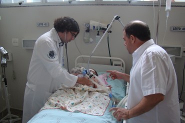 Residente Cesar Augustus examina um paciente sob a supervisão do coordenador