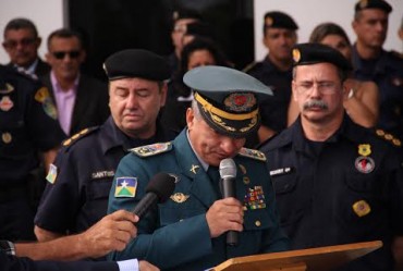 Cel Figueiredo se emociona ao proferir discurso onde entrega o cargo de comandante geral da PM.