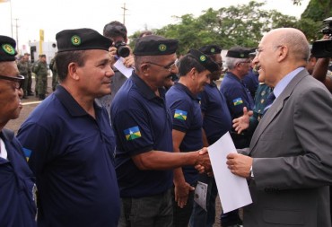 Integrantes da extinta Guarda Territorial recebem homenagem do governador Confúcio Moura