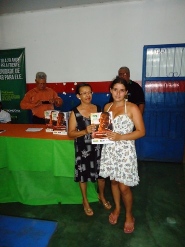 Aluna recebendo apostila do ProJovem Trabalhador em São Domingos