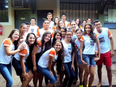 Aluna de Rolim de Moura junto com colegas de classe da Escola Cândido Portinari