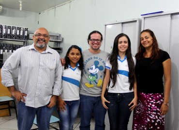 Daiane junto com colega de sala e equipe educacional da Anísio Teixeira