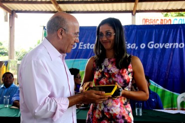 Professores da Escola Carlos Drummond de Andrade receberam tablets 