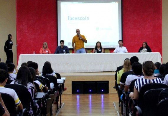 Secretário Emerson Castro comenta que a educação está mais próxima dos jovens com o Facescola