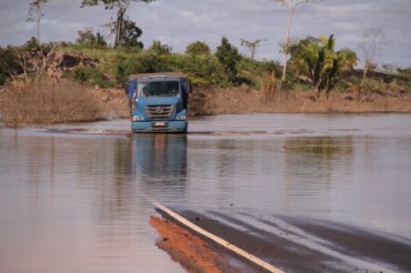 Antes de chegar a Ponte do Igarapé Periquitos, a estrada ainda mantém água sobre a pista