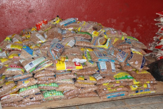 Alimentos estocados para distribuição nas cestas básicas