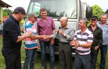Governador Confúcio entrega chaves do caminhão ao presidente da associação, Gilberto Kieper