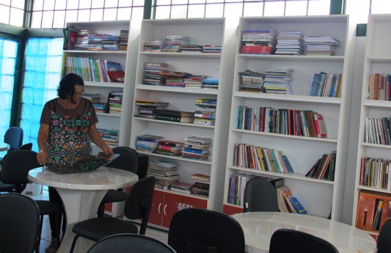 Escola Heitor Villa-Lobos no Bairro Castanheira, tem uma biblioteca do projeto