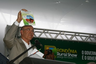 Governador Confúcio Moura na RR Show de 2013 com o folheto de floresta plantada