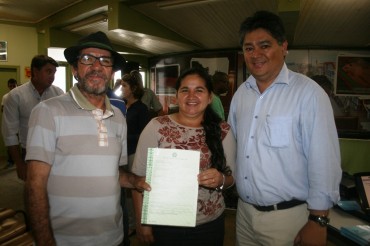 O casal de produtores Josias e Noemi, com o gerente do BB, Carlos Ito
