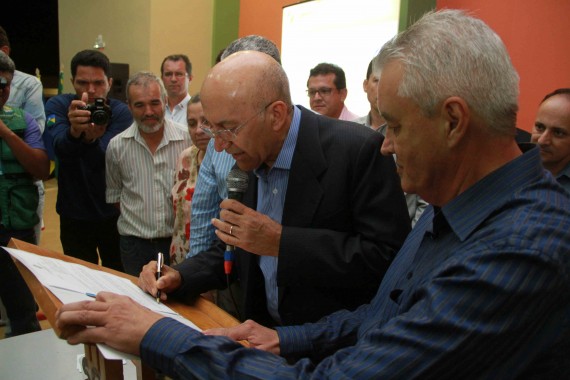 Momento em que o ato da isenção de ICMS de 80% para Guajará-Mirim foi assinado pelo governador Confúcio