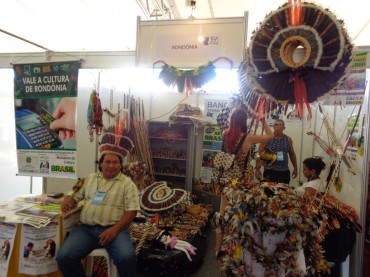Stand de Rondônia com artesanato das etnias indígenas.