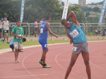 Gabriel Castelo  Branco (verde)  se aquecendo para participar da prova de 100 metros rasos.