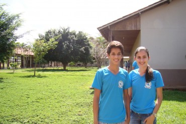 Gheovana Zanperini e Afonso Henrique de Morais, alunos do 3° e 2° ano do Ensino Médio