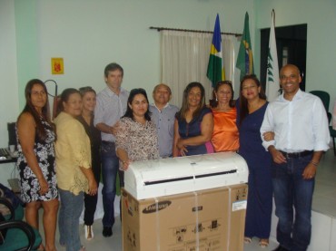 Secretário Emerson Castro realizou a entrega de diversos condicionadores de ar, em Ouro Preto do Oeste, na terça-feira, 24