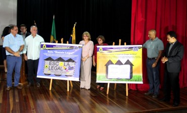 O secretário Emerson Castro participou, junto com representantes da educação municipal e o prefeito de Porto Velho, Mauro Nazif, no lançamento do selo Escola Legal