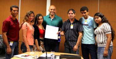 Alunos rondonienses vencedores do Prêmio Milset Brasil exibem medalha e certificado ao secretário Emerson  Castro