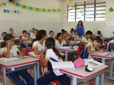 Alunos da Escola Estadual Osvaldo Piana, em Ji-Paraná, comemoram a chegada da climatização da sala