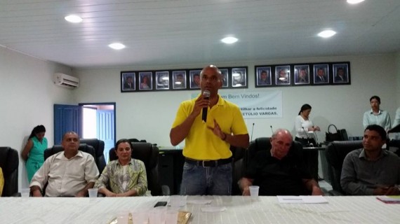 Secretário discursa durante a solenidade para construção do Centro Estadual de Educação de Jovens e Adultos Getúlio Vargas, em São Miguel