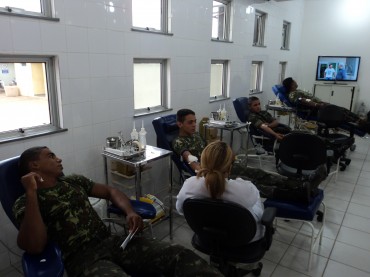4) Militares também deram exemplo de solidariedade doando sangue em Porto Velho.