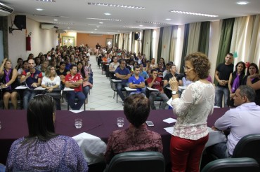 Rute Carvalho, gerente de educação da Seduc, comenta sobre a importância do curso durante a abertura