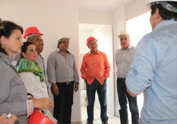 Governador Confúcio Moura confere a edificação do empreendimento habitacional