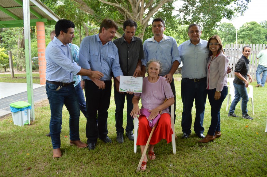 Jose recebe Junto com a mãe, irmão e familia Certificado do Prove