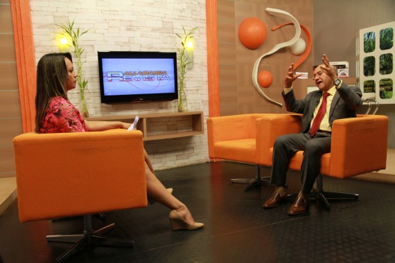 Governador Confúcio Moura durante entrevista à jornalista Meiry Santos