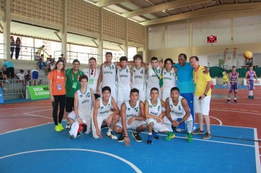 Equipe masculina de basquete da Escola Estadual Barão ficou em segundo lugar e conquistou a medalha de prata