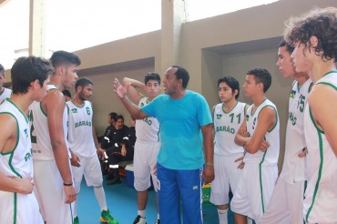 O técnico Samuel Johnson repassa algumas informações para o time masculino de basquete da Barão de Solimões