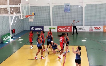 As meninas do basquete do Colégio Dom Bosco, de Porto Velho, ganharam de 'lavada' do time do  IDFG, de Sergipe