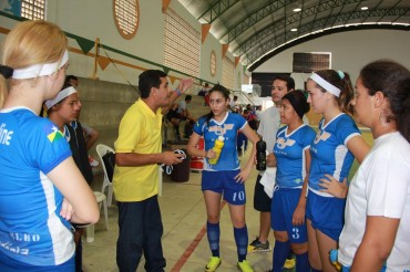 Time feminino do basquete da Escola Major Guapindaia recebe orientações do técnico durante a partida