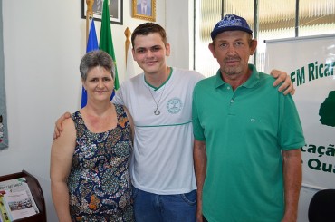 O aluno Igor Schrammel representará Rondônia no Programa Jovens Embaixadores; na foto, o jovem posa com os pais