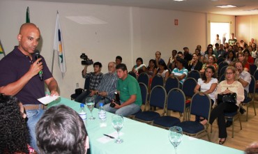 Secretário Emerson Castro visitou a Escola Estadual Janete Claire, em Ji-Paraná, e entregou diversos tablets educacionais