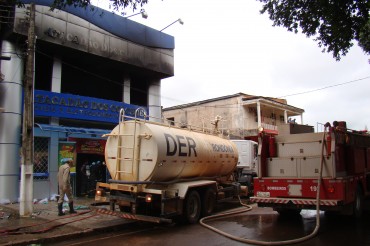 Caminhões do DER transportaram 60 mil litros de água para o combate ao incêndio