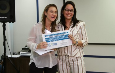A jornalista Karina Quadros recebendo o prêmio