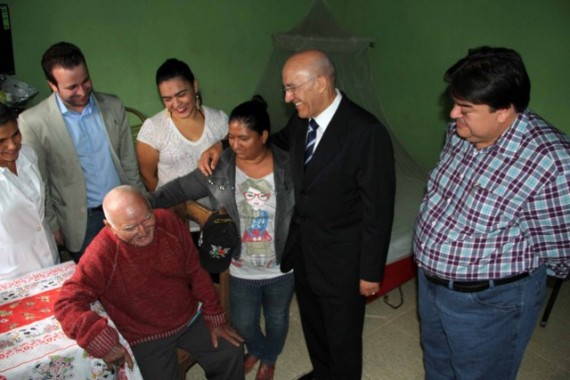 Governador Confúcio Moura visita paciente do SAMD