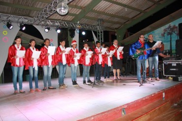 Alunos do coral da Eduardo Lima e Silva apresentou canções natalinas durante a festa 