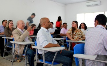 Governador Confúcio Moura e secretário Emerson Castro conversaram com os coordenadores regionais de educação durante reunião nesta terça-feira, 2