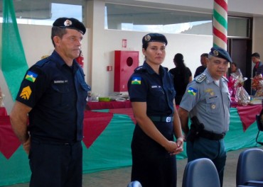 O coordenador do projeto JCC, sargento Barbosa, a diretora do colégio, tenente Ossuci, e o subcomandante, coronel Ataíde, durante solenidade