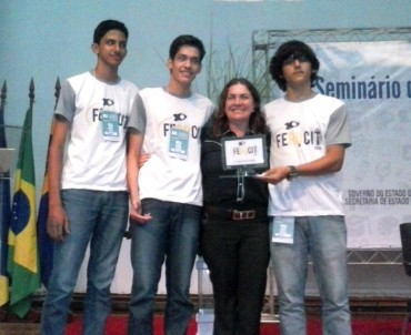 Alunos da Escola Estadual Heitor Villa Lobos, de Ariquemes, recebem prêmio da secretária Fátima Gavioli 