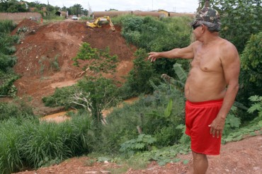 Luzivaldo Maciel mora há 27 anos na margem do córrego