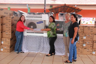 A partir da entrega de 25 centrais de ar na Escola Vicente Salazar, em Porto Velho, a escola fica 100% climatizada