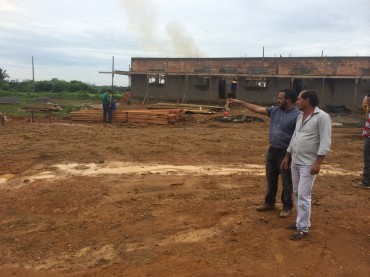 Diretor-geral do DER, Rodrigo Viana, e o residente do órgão em Buritis, Luiz do Carmo Almeida, na construção da Residência