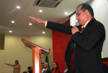 Nilson Gonçalves Vieira, diretor reeleito da Escola Estadual Hélio Neves Botelho, fez o juramento 
