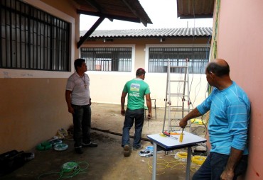 Técnicos fazem reparo nas instalações elétricas da Escola Estadual Cecília Meireles, em Vilhena