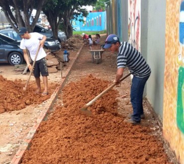 Reparos são feitos na área externa da Escola Estadual Maria Carmosina, em Porto Velho